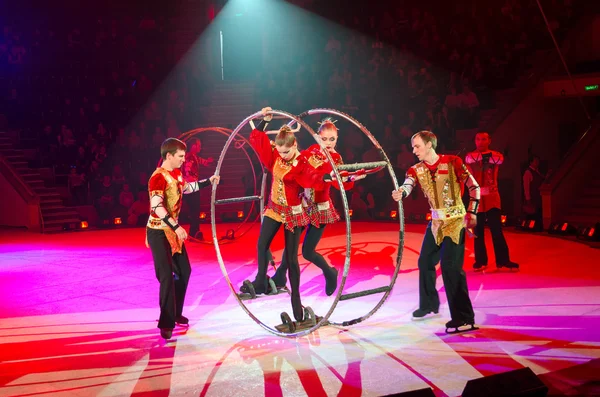 การกระทําศิลปะ troupe ของมอสโคว์ Circus บนน้ําแข็ง — ภาพถ่ายสต็อก