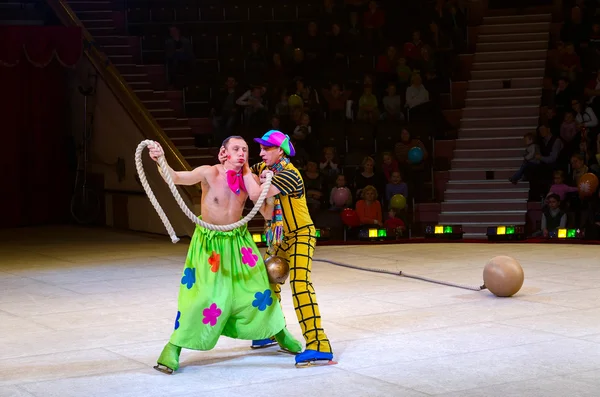 Prestaties van clown groep van Moskou Circus op ijs op tours — Stockfoto