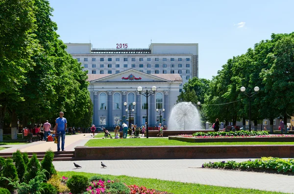 Brunnen in der Regionalbibliothek Gomel, benannt nach Lenin, Pobeda-Platz — Stockfoto