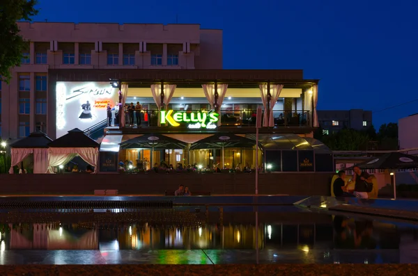 Cafe-bar "Kelly's" (Kellis) in the evening, Gomel, Belarus — Stock Photo, Image