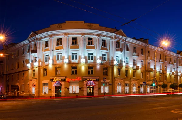 Café und Restaurant rumyantsevsky am Abend in der Straße sovetskaya, gomel — Stockfoto