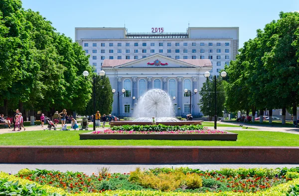 Fontana nel parco della Biblioteca Regionale di Gomel intitolata a Lenin — Foto Stock