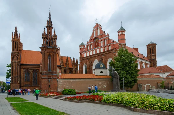 Igreja de Santa Ana e igreja da Bernardina em Vilnius, Lituânia — Fotografia de Stock