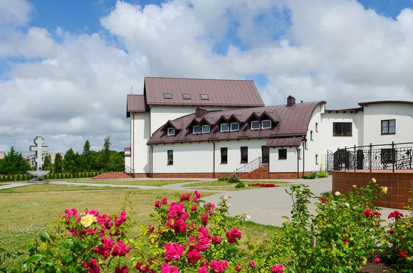 Гостиница (церковный дом) на территории Покрово-Николаевской церкви, Феодосия, Литва — стоковое фото