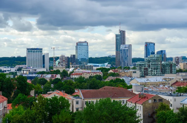 Vue depuis le pont d'observation des immeubles de grande hauteur de la ville et des toits de roseaux de la vieille ville — Photo