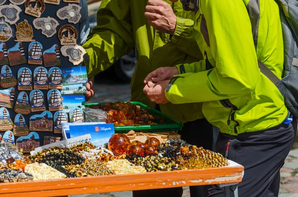 Πώληση σουβενίρ και προϊόντων από κεχριμπάρι στην πλατεία θεάτρου, Κλαϊπέντα — Φωτογραφία Αρχείου