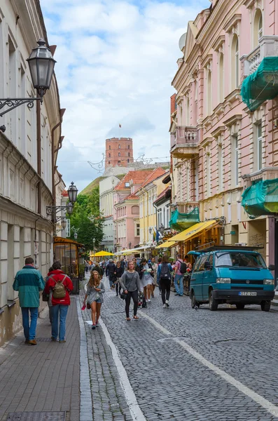 Vilnius, Cidade Velha, Rua Pilies (Rua Zamkovaya), vista para a Torre Gediminas — Fotografia de Stock