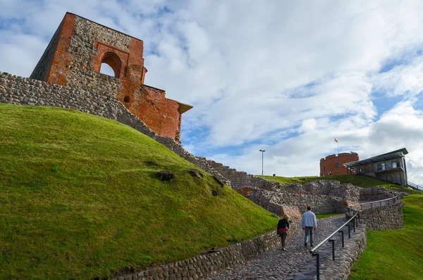 Touristen steigen auf den Berg der Gediminas entlang der steinigen Straße zu den Gediminas und zur oberen Vilensky Burg — Stockfoto