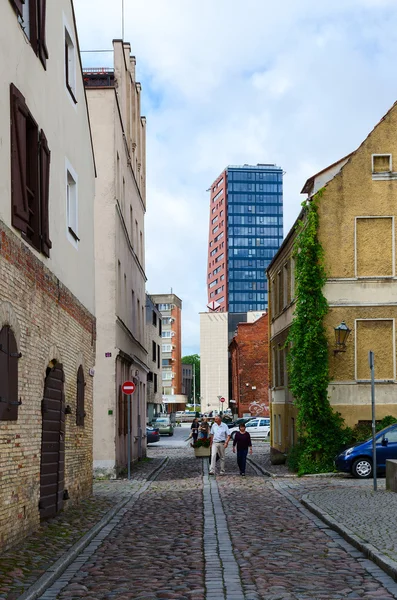 Неизвестные прогуливаются по улице Старого города, Клайпеда — стоковое фото