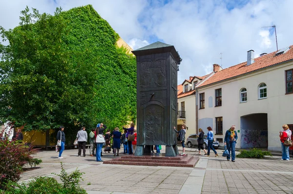 Turistas estão perto de escultura "Bokshtas" (Torre) na Cidade Velha de Klaipeda — Fotografia de Stock