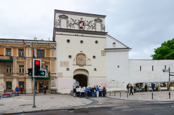 Un gruppo di turisti è alle Porte dell'Alba a Vilnius — Foto Stock