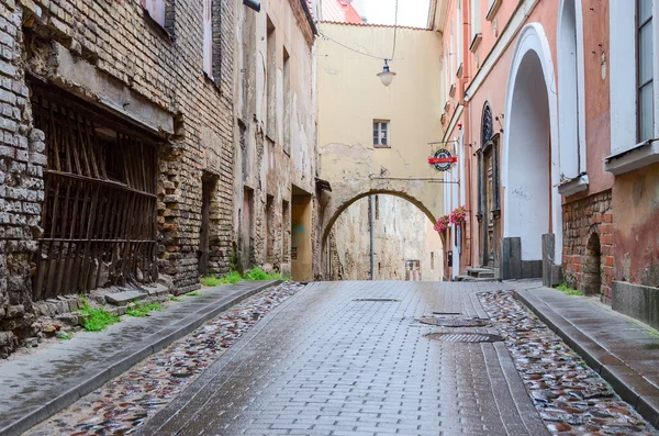 A arquitetura peculiar de ruas estreitas da Cidade Velha em Vilnius — Fotografia de Stock