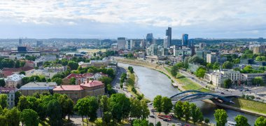 Neris Nehri ve sağ yakasında şehrin yüksek binalar manzarayı