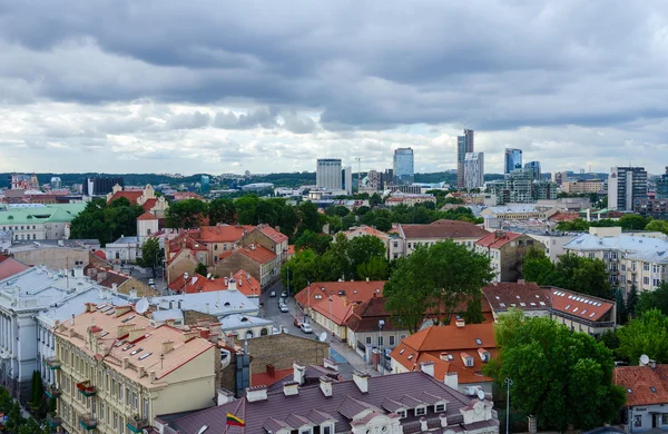 Pohled z ochozu zvonice na staré město a město výškových budov — Stock fotografie