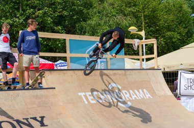 BMX sürücüsü rampa, Palanga, Litvanya içine bir sıçrama yapar