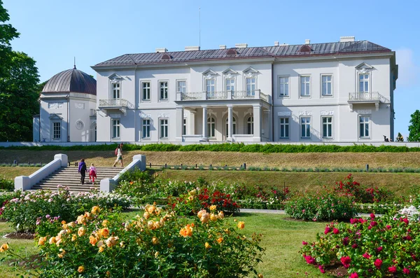 Museo del Ámbar, un jardín de rosas, Palanga, Lituania — Foto de Stock