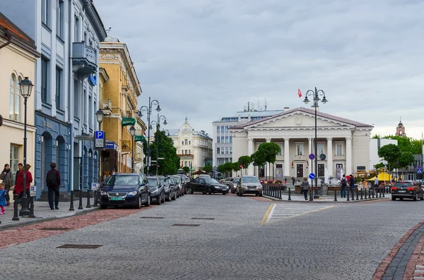 Vilnius, ulicy ulicy Didzioji i widok na ratusz i Placu Ratuszowego w starym mieście — Zdjęcie stockowe