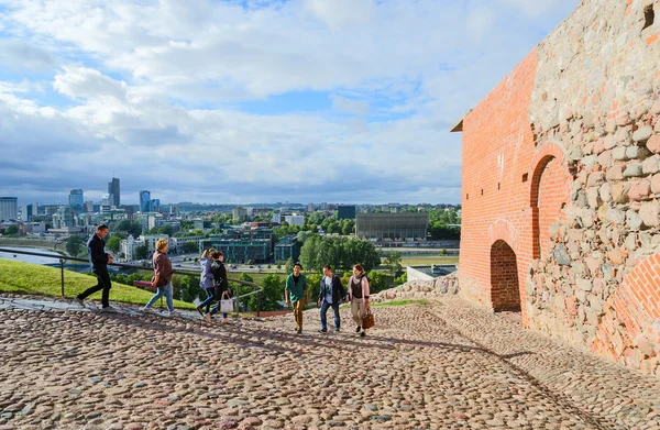 Touristen klettern auf felsiger Straße auf den Gediminas-Berg — Stockfoto