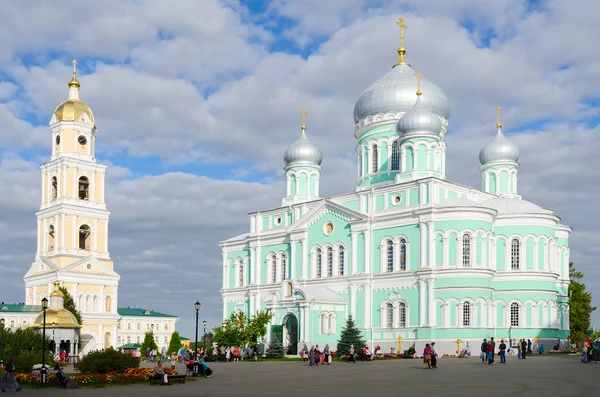 Trinity Cathedral, bell tower on Cathedral Square in Holy Trinity Seraphim-Diveevo monastery, Rússia — Fotografia de Stock