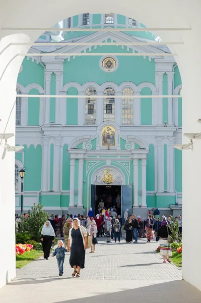 トリニティ大聖堂の鐘楼村 Diveevo、ロシア連邦ニジェゴロド州、ロシアの神聖な三位一体セラフィム-Diveevo 修道院のアーチからの朝の景色 — ストック写真