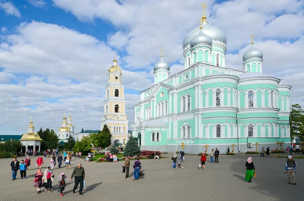 Cathedral Square in Holy Trinity Seraphim-Diveevo monastery, Diveevo, Russia — Stock Photo, Image