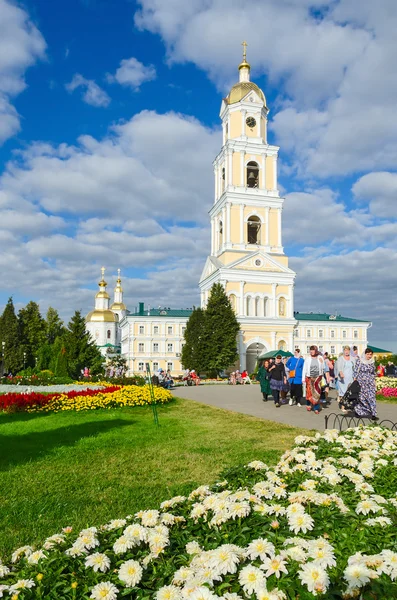 Belfry no território da Santíssima Trindade convento Seraphim-Diveevo, Diveevo, Rússia — Fotografia de Stock