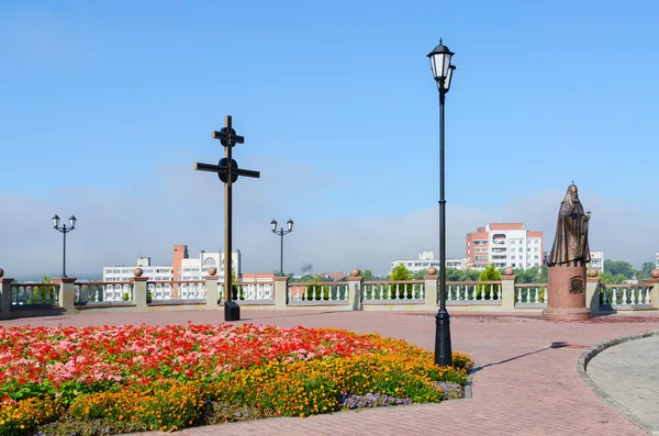 Cruz e monumento do Patriarca Alexy II na montanha de Assunção, Vitebsk, Bielorrússia — Fotografia de Stock