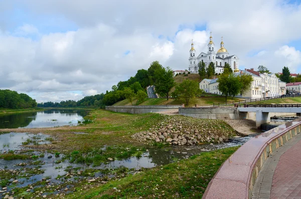 Holy Dormition Cathedral på antagandet kulle ovanför shallowed västra Dvina, Vitebsk — Stockfoto