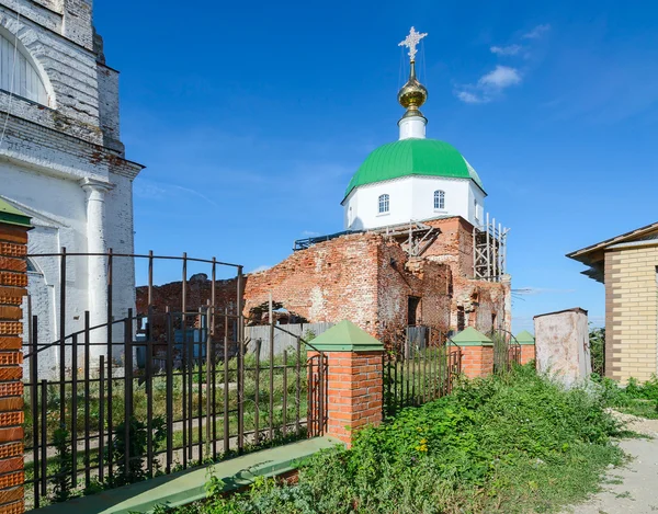 La Iglesia de la Santísima Trinidad destruida en el pueblo Karacharovo cerca de Muro —  Fotos de Stock