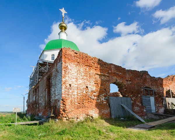 Église de la Sainte Trinité dans le village Karacharovo près de Murom — Photo