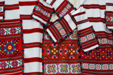 Belarusça parlak geometrik süslemeli havlu dokuma