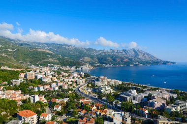Resort kasaba Becici Adriyatik kıyısında, Karadağ, üstten görünüm