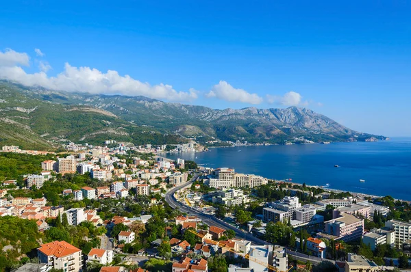 Widok z góry ośrodek miejscowości Becici na wybrzeżu Adriatyku, Czarnogóra — Zdjęcie stockowe