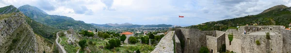 Panoramisch uitzicht van de muren van de oude vesting in oude en nieuwe Bar aan de voet van de bergen, Montenegro — Stockfoto