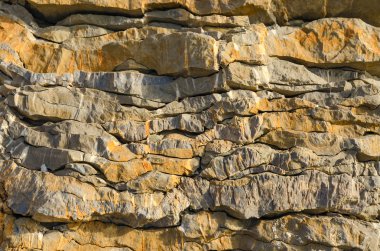 Karadağ'daki taş bir uçurum katmanlı yapısı