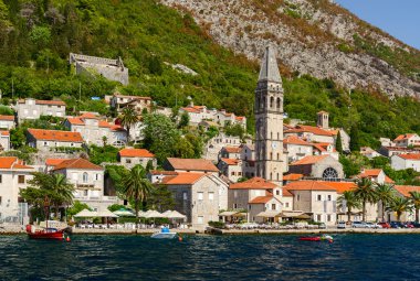 Perast, Kotor Koyu'ndaki, Karadağ üzerinde denizden görüntülemek