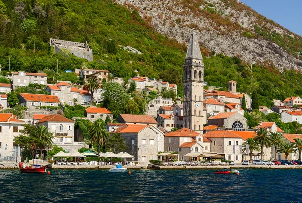 Perast, Kotor Koyu'ndaki, Karadağ üzerinde denizden görüntülemek — Stok fotoğraf