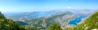 Yukarıdan panoramik görünümü Kotor Bay Tivat, Karadağ ve