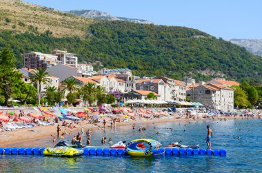 İnsanlar beldesi Petrovac, Karadağ sahilde rahatlatıcı