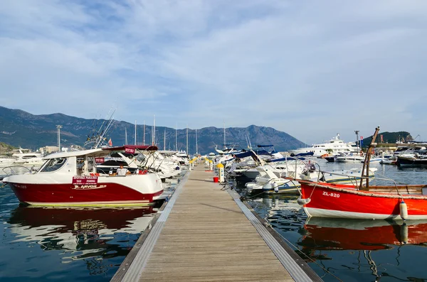 Łodzie i jachty na molo na nabrzeżu, Budva, Czarnogóra — Zdjęcie stockowe