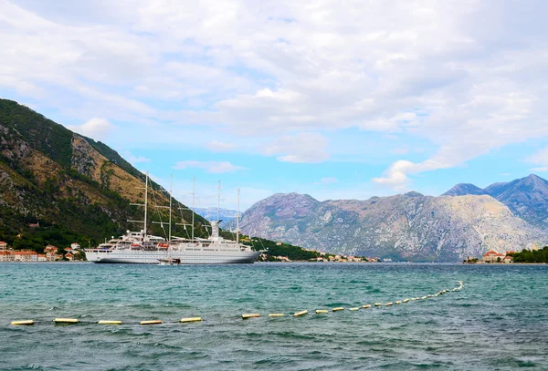 Nave En la bahía de Kotor, Montenegro —  Fotos de Stock