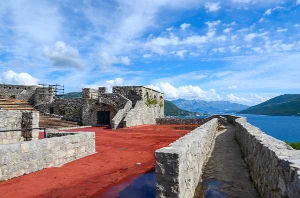 Fortress Kanli Kula (Bloody Tower) on background of bay, Herceg Novi, Montenegro — Stock Photo, Image