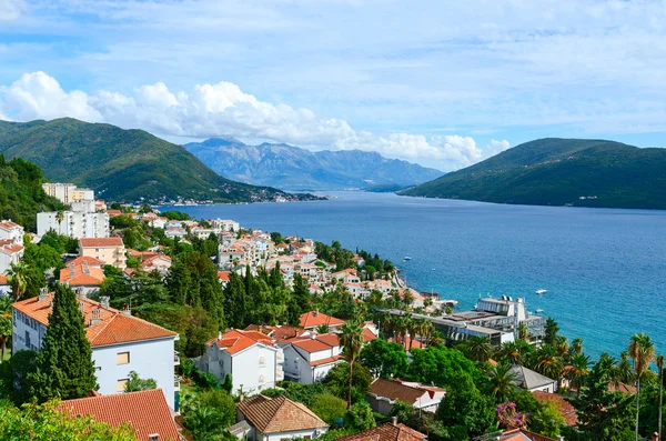 Widok miasta Herceg Novi i zatoki z mury twierdzy, Czarnogóra — Zdjęcie stockowe