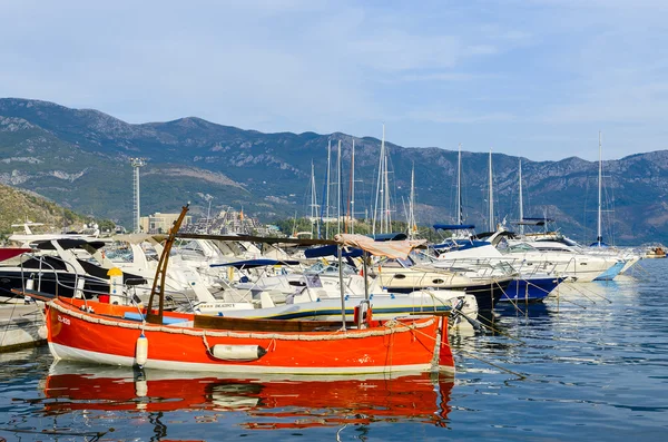 Barcos de recreo y yates en el muelle en el paseo marítimo del complejo de Budva, Montenegro —  Fotos de Stock