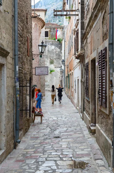 Turisté projít úzkými uličkami starého města, Kotor, Černá Hora — Stock fotografie
