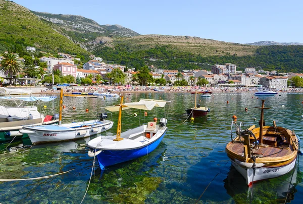 Boote am Kai des Kurortes Petrovac, Montenegro — Stockfoto