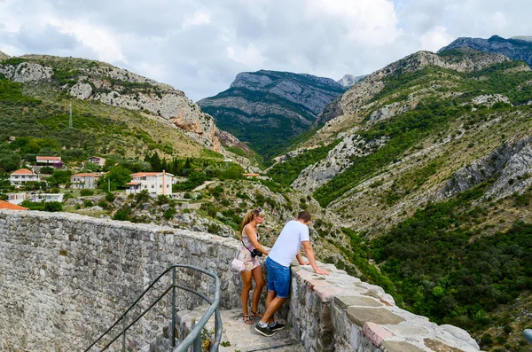 Toeristen op Fort muren van de citadel genieten van uitzicht op de bergen — Stockfoto