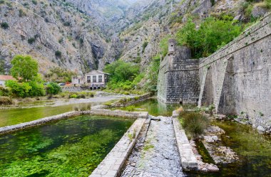 Bastion Riva kale duvarına yakın nehir Shkurda, eski kasaba Kotor, Karadağ