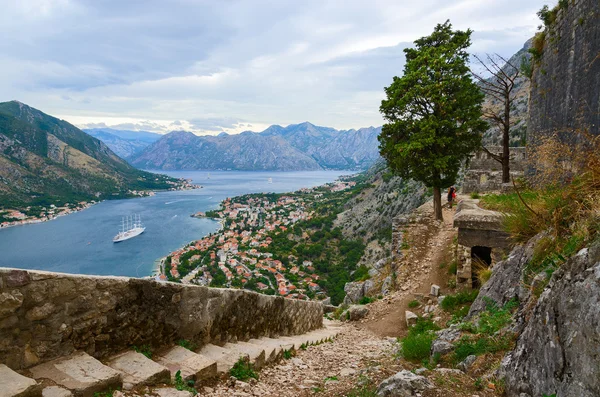 As antigas muralhas da fortaleza acima da cidade de Kotor e da Baía de Kotor, Montenegro — Fotografia de Stock