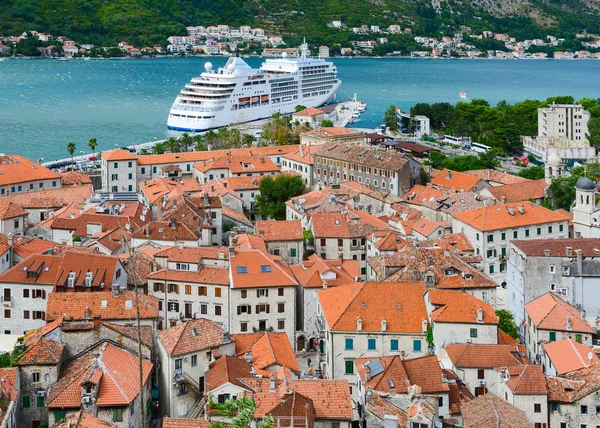 Vista superior da cidade velha Kotor e navio de cruzeiro em Bay of Kotor, Montenegro — Fotografia de Stock